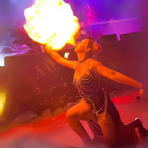 contratar animadora fuego